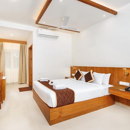 Hotel Lincoln Square Thekkady Exterior photo