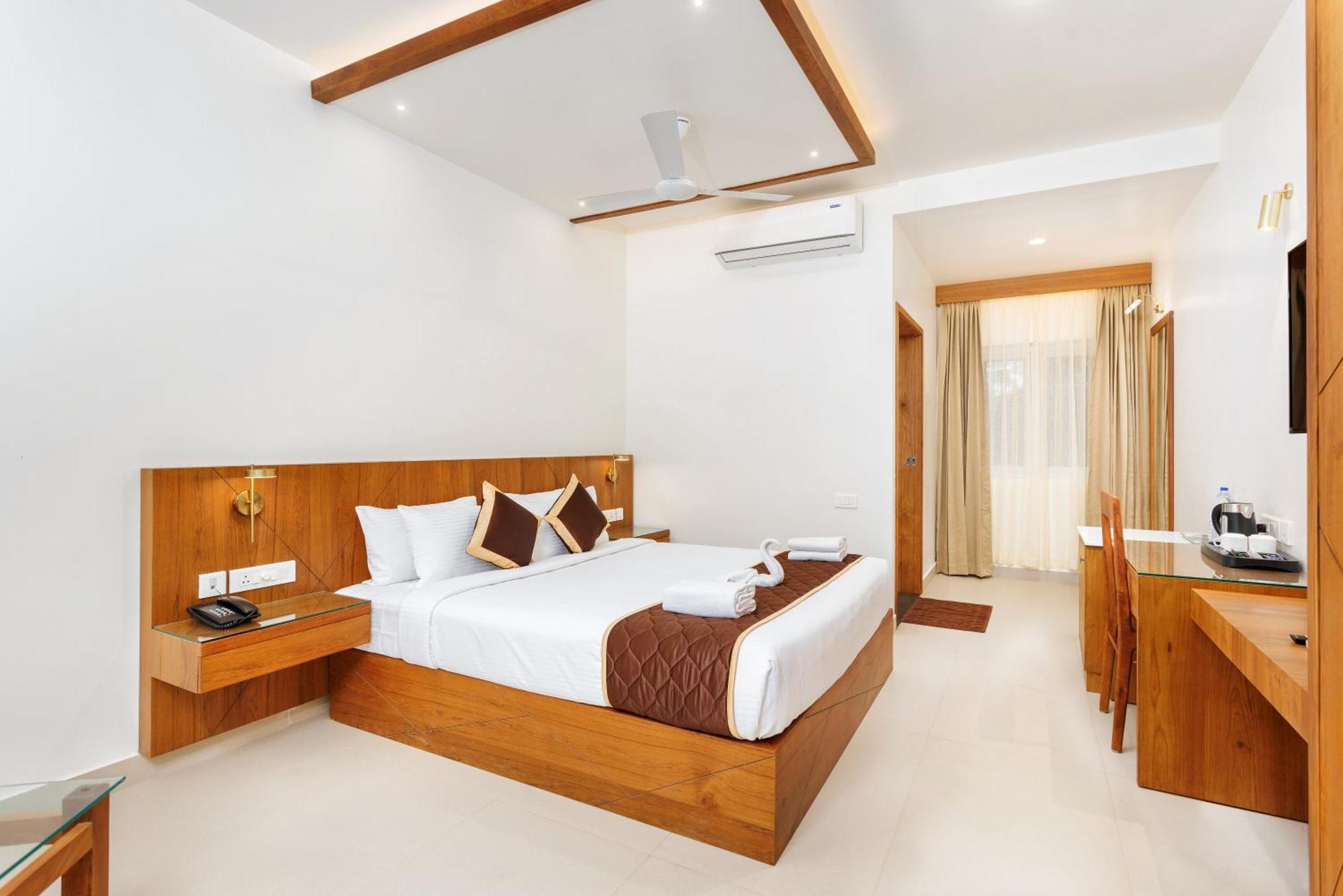 Hotel Lincoln Square Thekkady Exterior photo