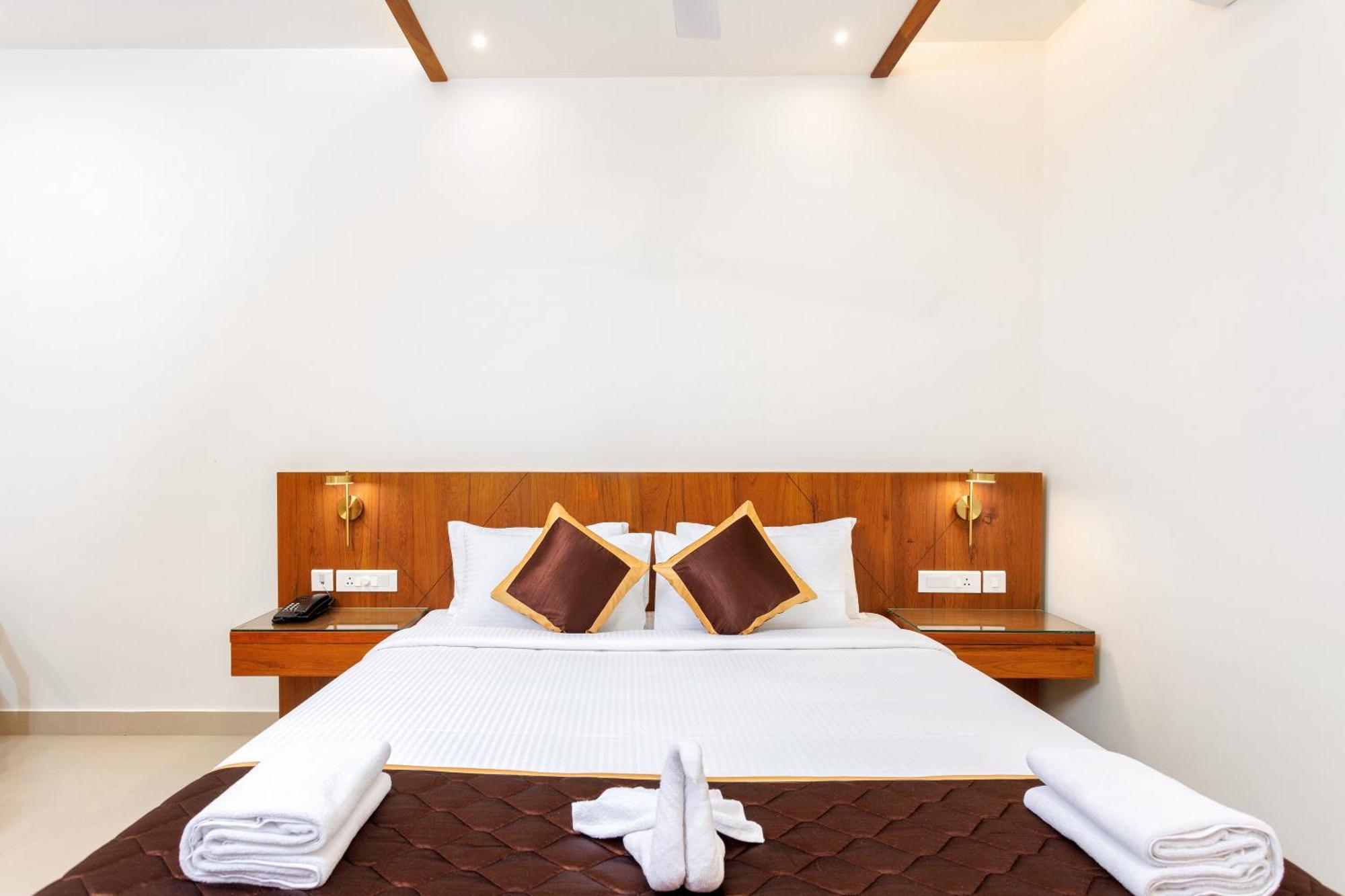 Hotel Lincoln Square Thekkady Exterior photo