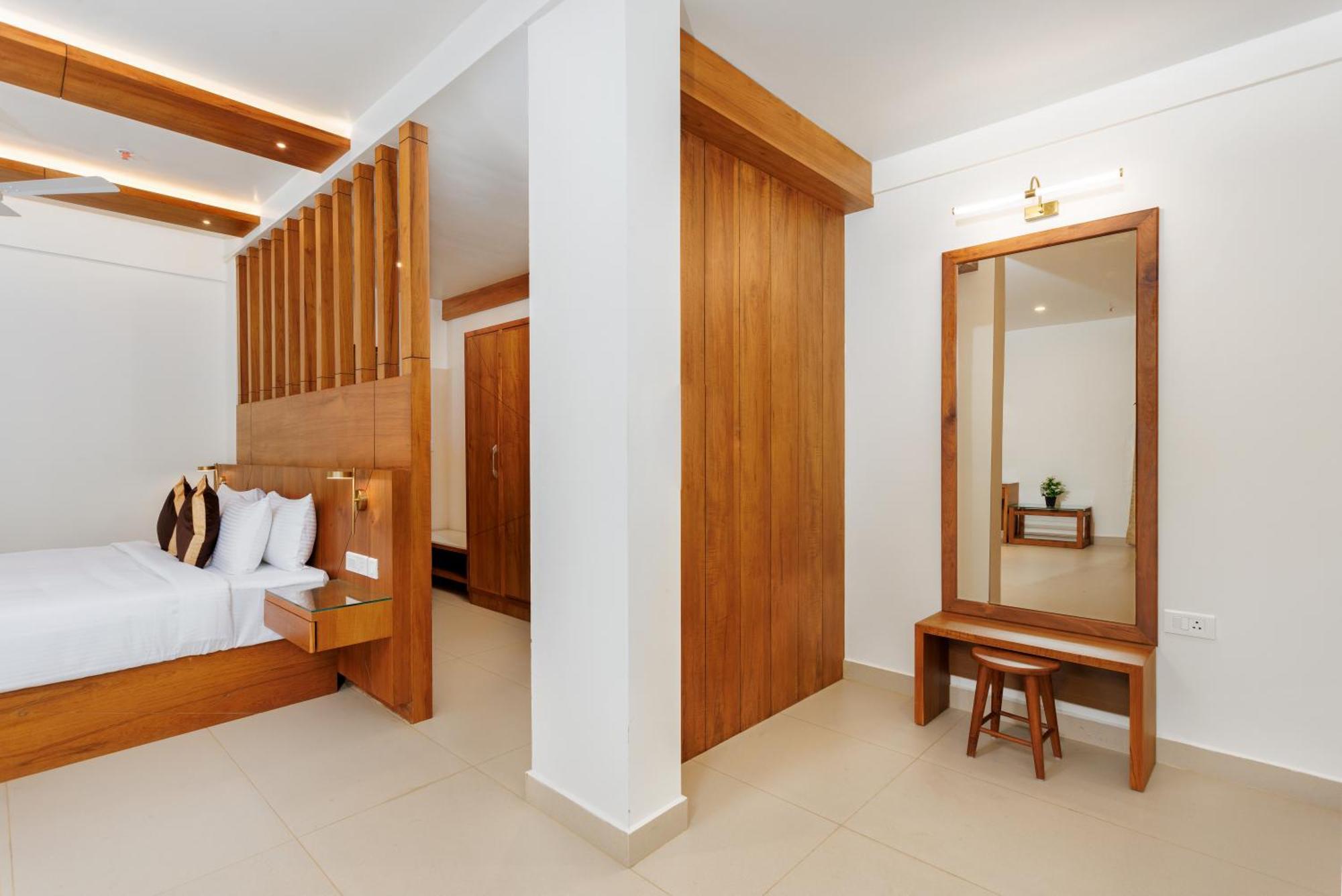 Hotel Lincoln Square Thekkady Exterior photo