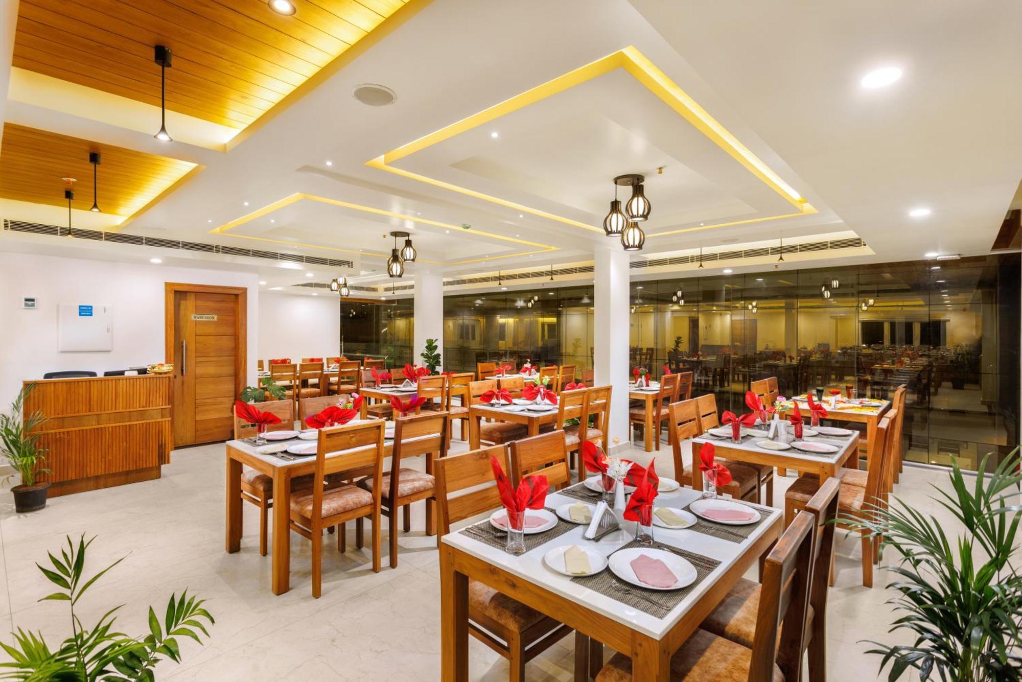 Hotel Lincoln Square Thekkady Exterior photo