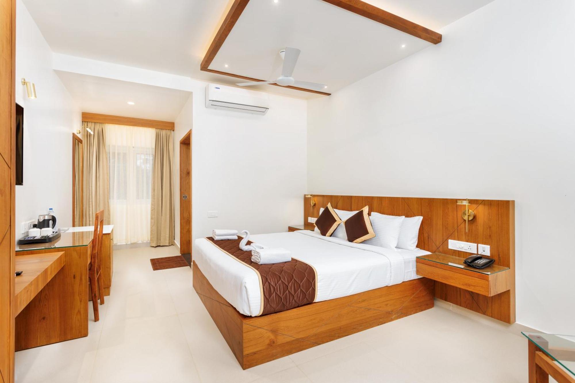Hotel Lincoln Square Thekkady Exterior photo