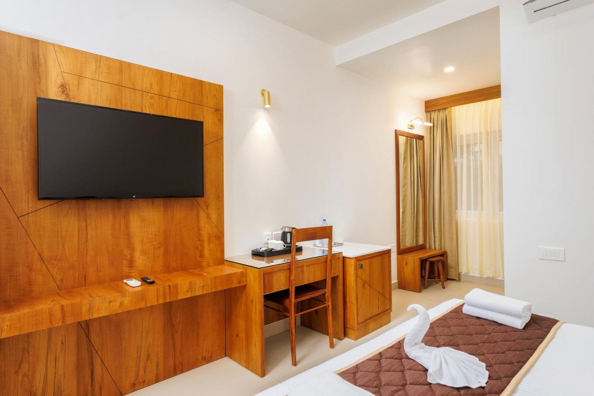 Hotel Lincoln Square Thekkady Exterior photo