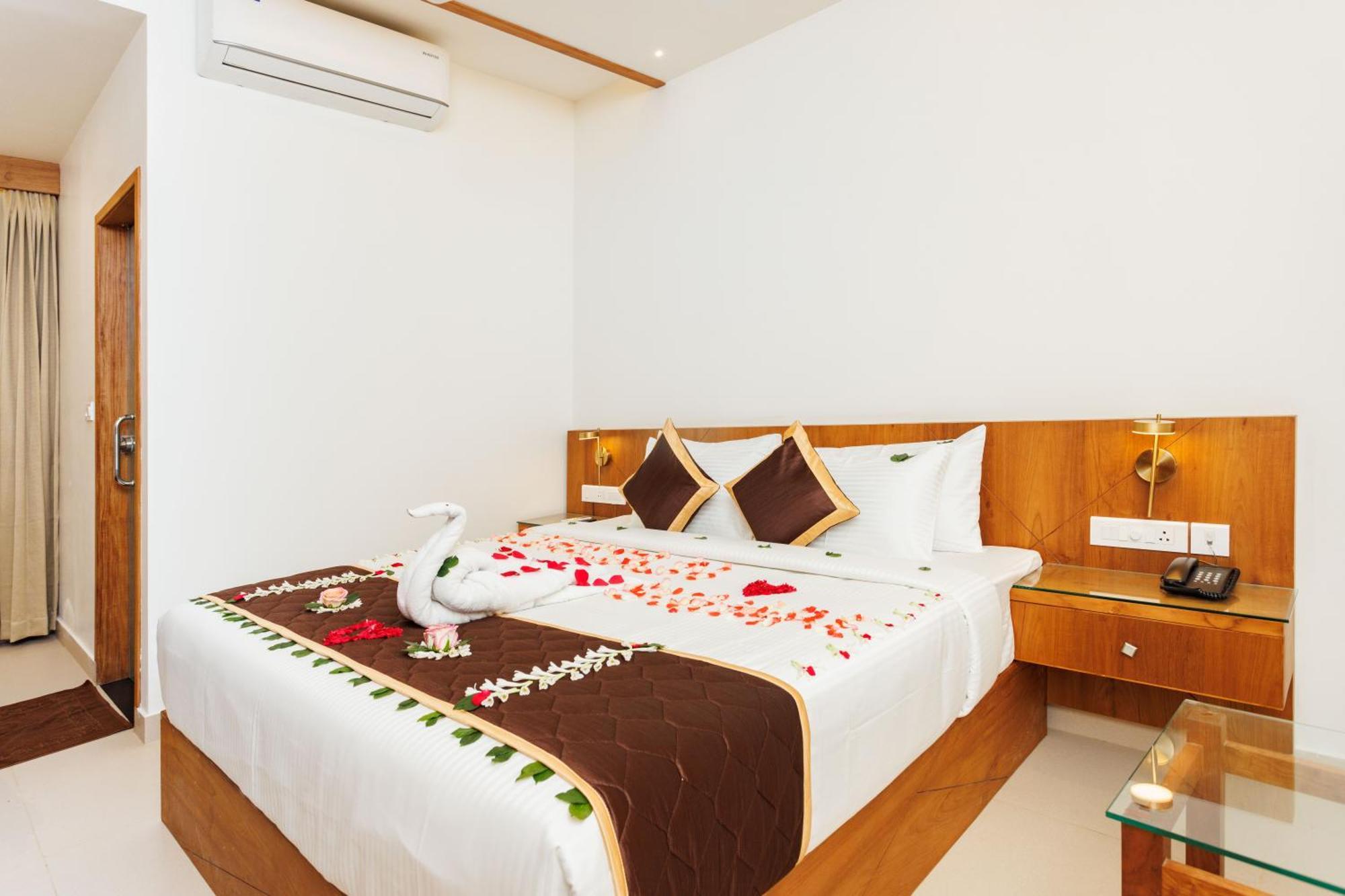 Hotel Lincoln Square Thekkady Exterior photo