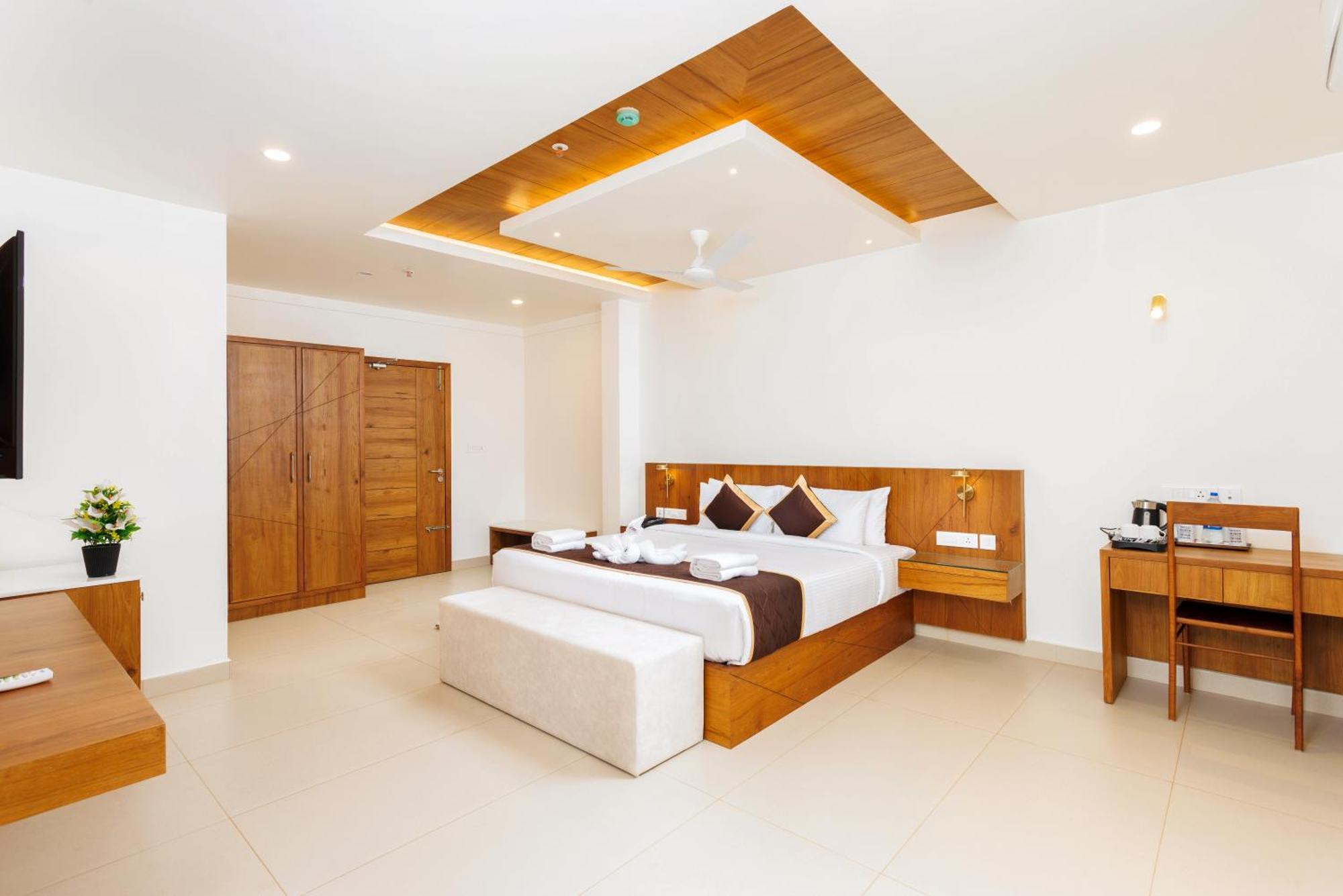Hotel Lincoln Square Thekkady Exterior photo