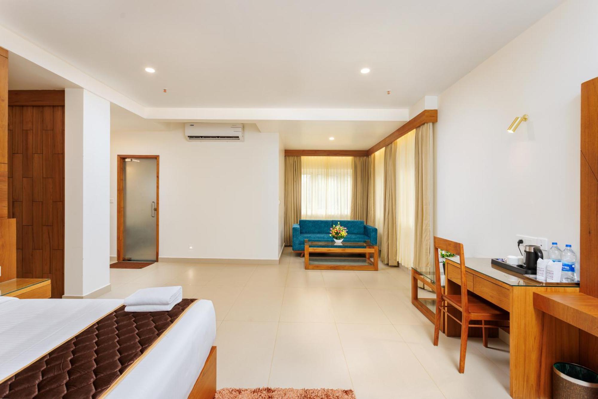 Hotel Lincoln Square Thekkady Exterior photo