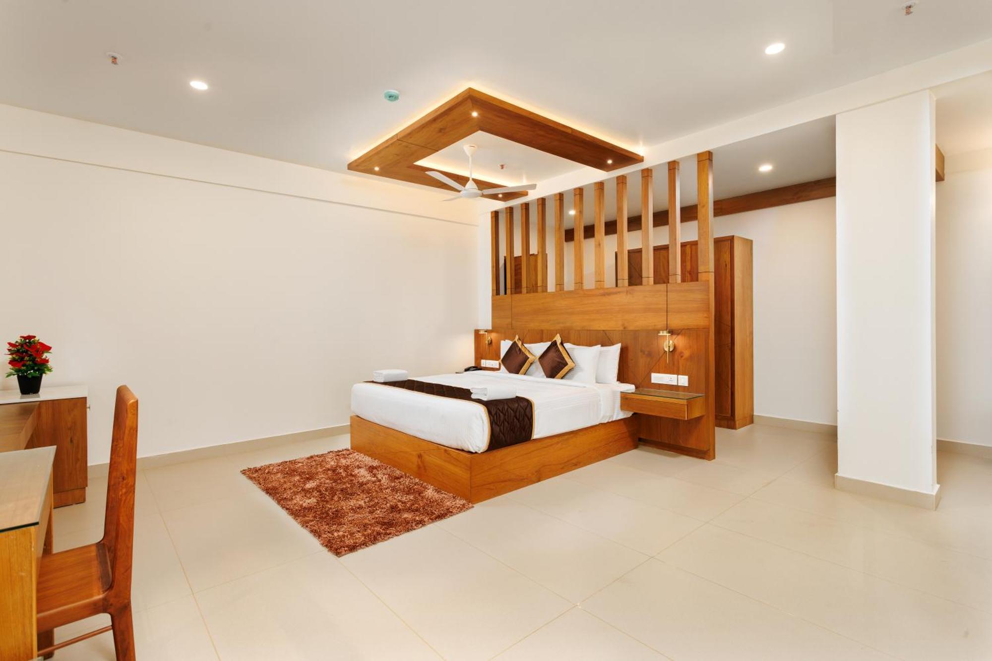 Hotel Lincoln Square Thekkady Exterior photo